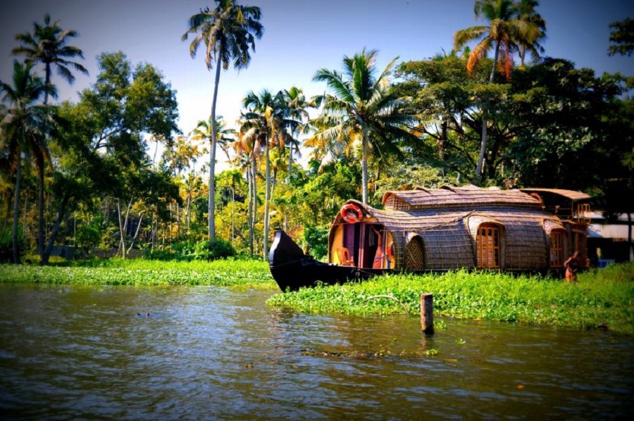 Classic Kerala Backwaters & Munnar Hills Experience Tour